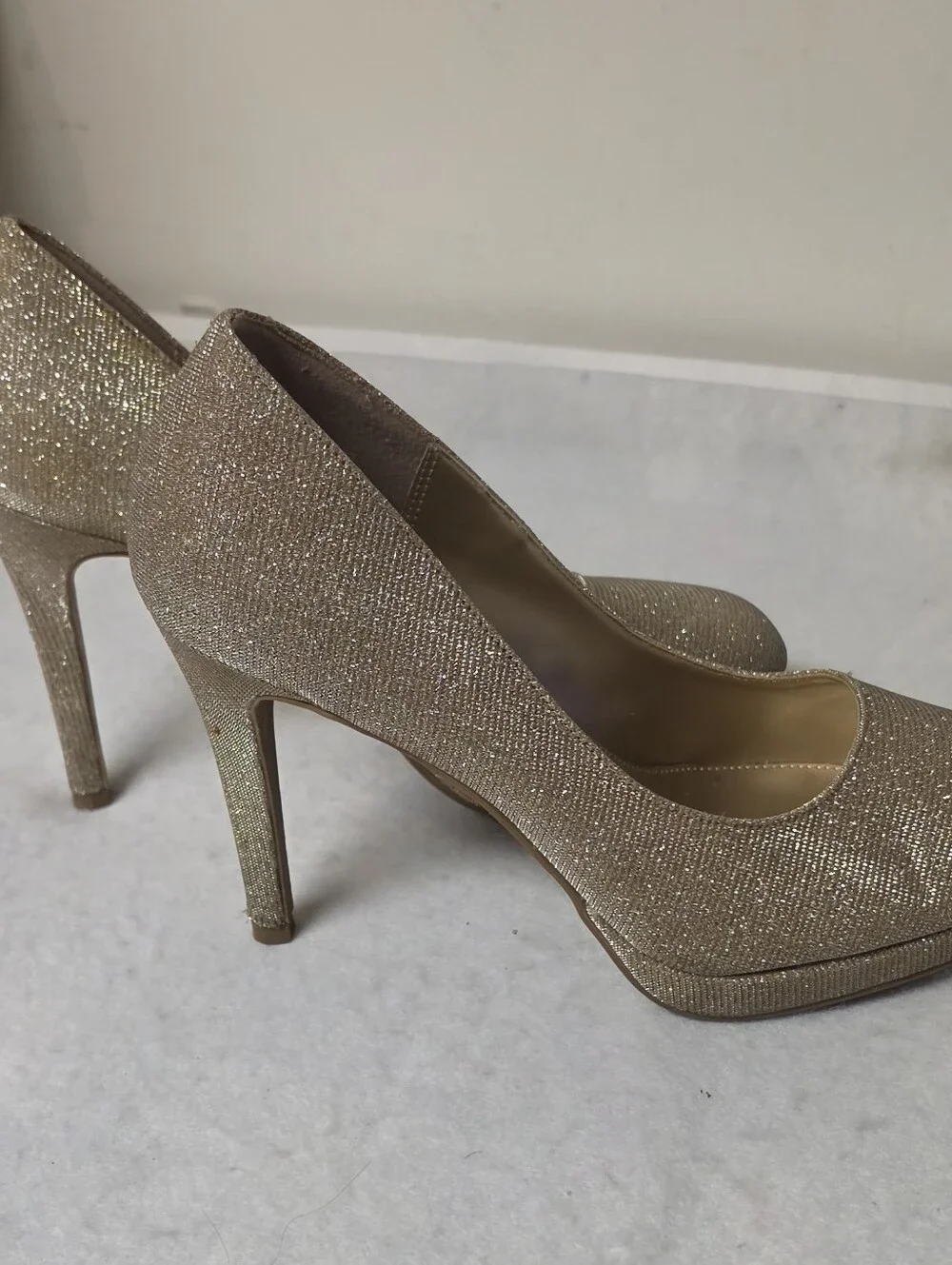 FIONI Clothing Women's Glitter Platform Pump - Gold